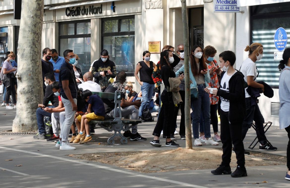 People wait in line at a testing site for coronavirus disease (COVID-19) in Paris, France, September 11, 2020.  REUTERS/Charles Platiau