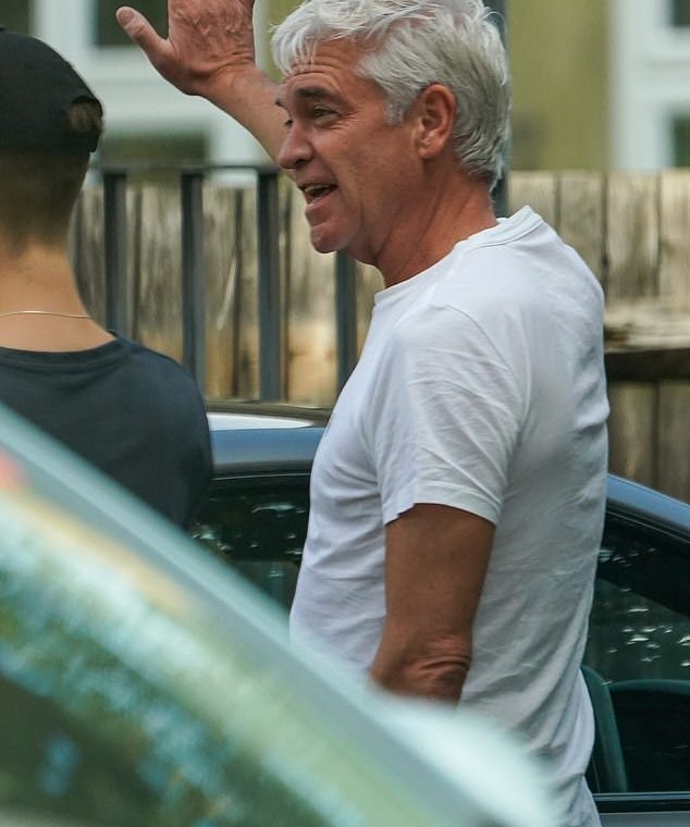 Check this out: Philip Schofield was on hand to help his new neighbors on Friday, when a tree fell on their car near his £ 2million bachelor pad in Chiswick, West London