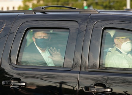 TOPSHOT-US-POLITICS-TRUMP-HEALTH-VIRUSTOPSHOT - US President Trump waves from behind a car in a motorcade outside Walter Reed Medical Center in Bethesda, Maryland, October 4, 2020 (Photo by Alex Edelman / AFP).  Photo by Alex Edelman / AFP via Getty Images)