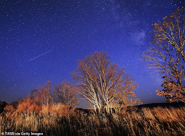 Astronomers note that meteorites can move at a speed of 148,000 miles per hour in the atmosphere, but they leave gaseous traces in the sky that last for a few seconds.  In the photo it happened in Russia from 2016