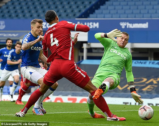 The video assistant referee in charge of the Merseyside derby did not verify the existence of a red card for Jordan Pickford