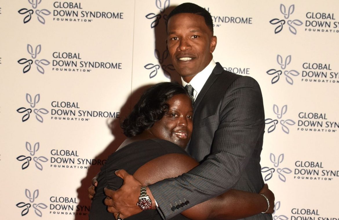 Jamie Foxx with his sister DeOndra Dixon, who has died aged 36