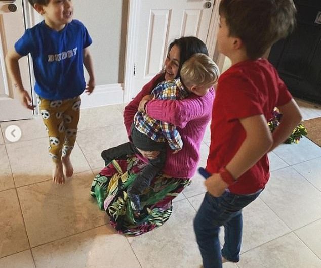 I’m a celebrity winner, Giovanna Fletcher hugs her and her nephews Tom as she finally comes home