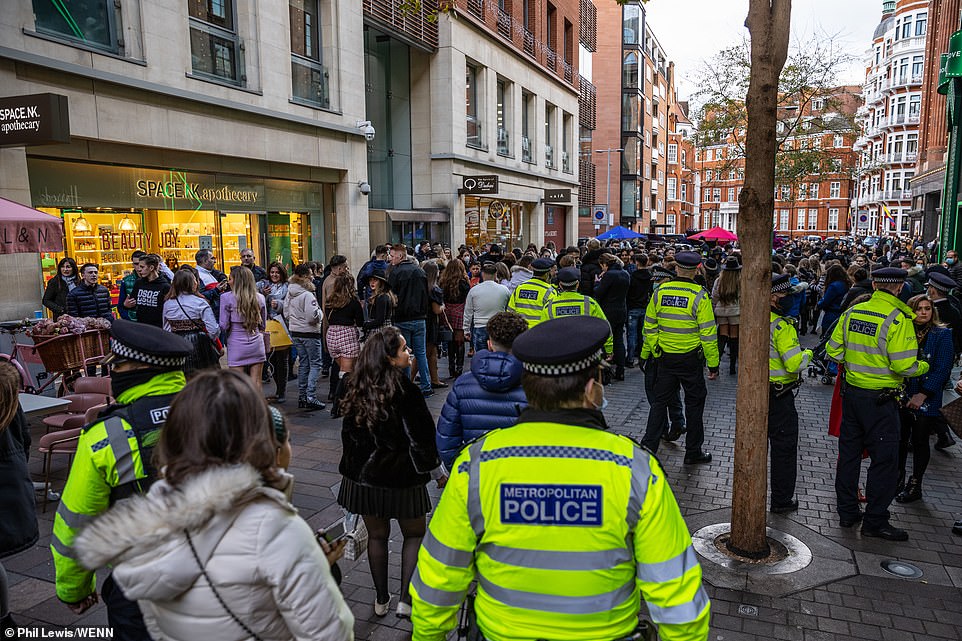 The Metropolitan Police was called to the scene and the crowd has since dispersed.  Of the four arrests that were made, two were for quarrels, one for violating Covid regulations, and the other for breaching public order and violating Covid regulations.