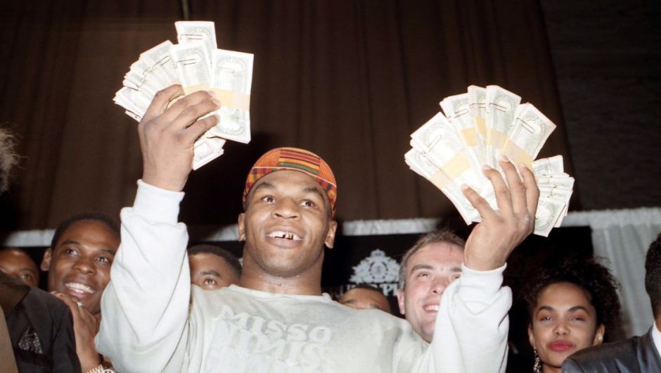 Mike Tyson gives Tim Witherspoon £ 2000 out of a bag full of cash