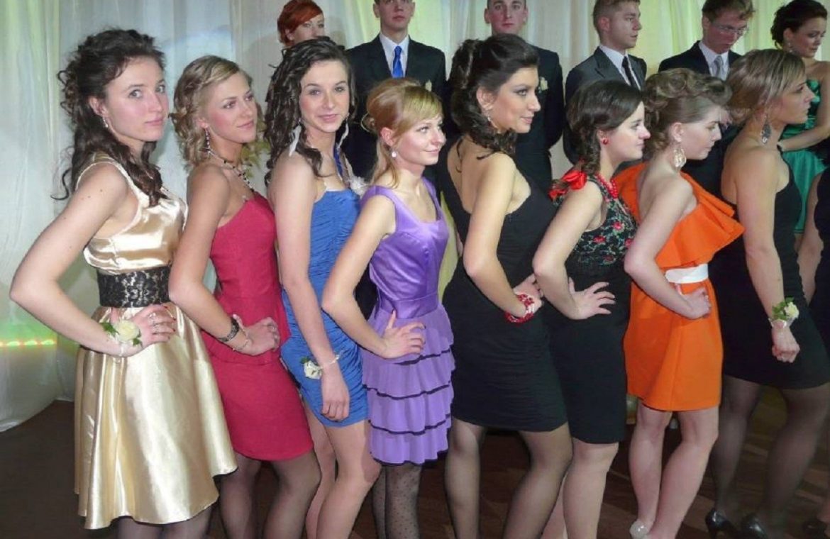 Skierniewice prom costumes over the years.  From party costumes to bold mini dresses [ZDJĘCIA]