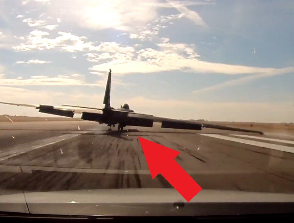 This is a close-up U-2 spy plane landing [Wideo]