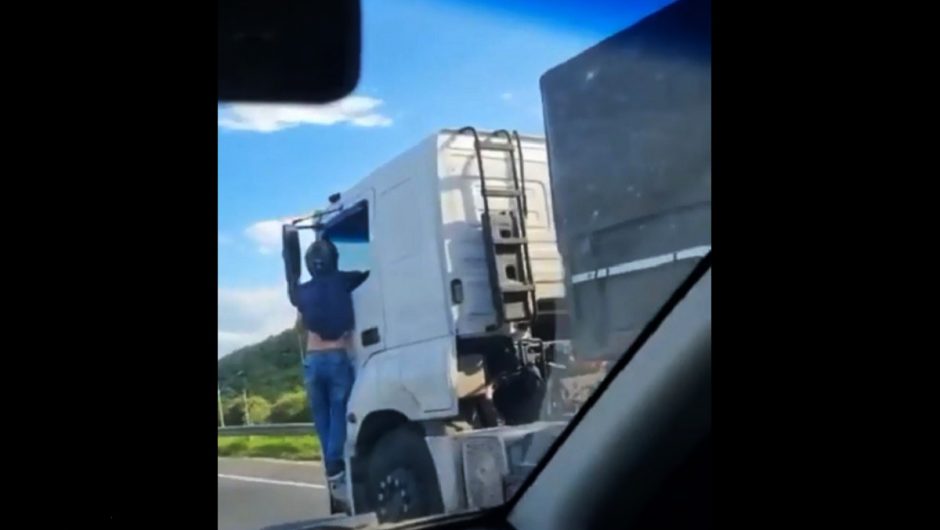 Janusz pushed stones into the truck his motorcycle 32 kilometers.  The biker hung from the cab door while the accelerated diesel was driving down the highway [WIDEO]