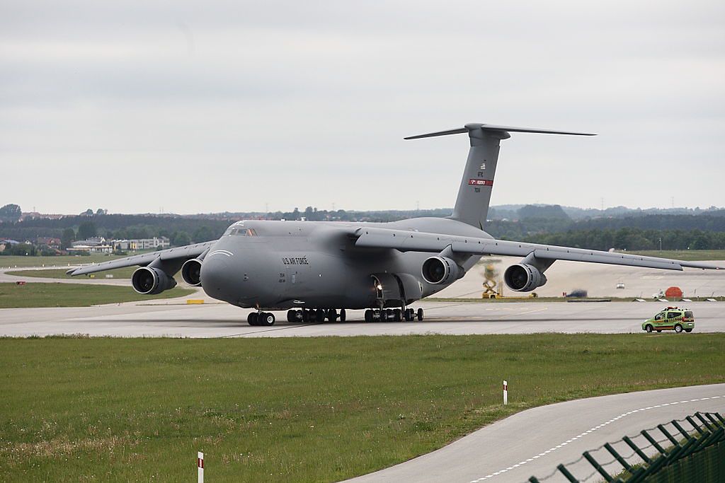 The largest American cargo plane has returned to Poland.  The giant landed in Poznan