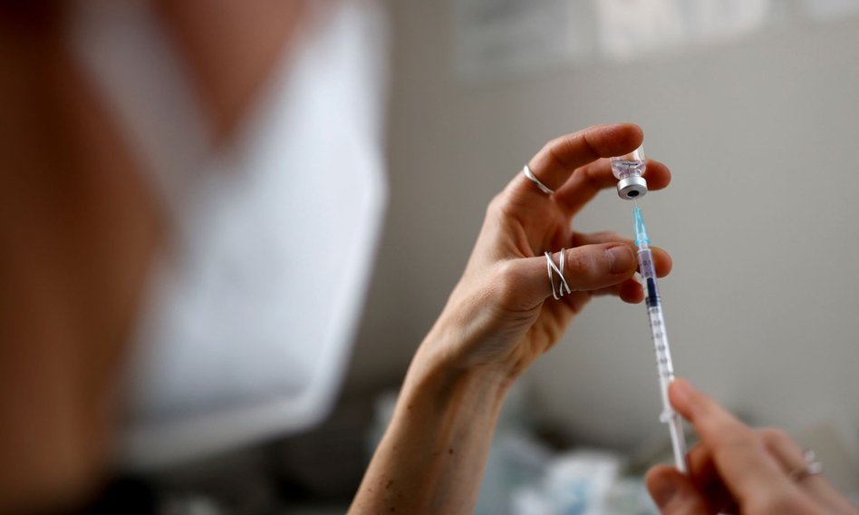 Brytyjski rząd i naukowcy wzywają do przyjmowania trzeciej dawki szczepionki