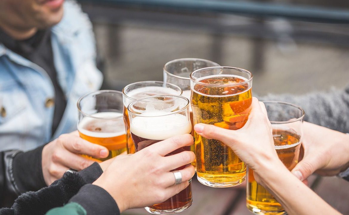 Puby dla wielu to miejsce towarzyskich spotkań, najczęściej przy piwie (fot. Shutterstock)
