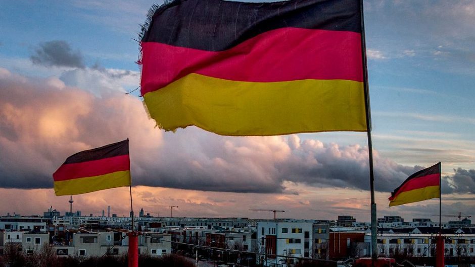How do I get out of insurance?  German Saarland is conducting experiments.  And it opens again