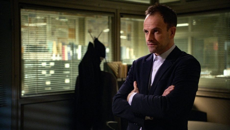 The Crown – Johnny Lee Miller in the cast of Season 5.  Who will play?