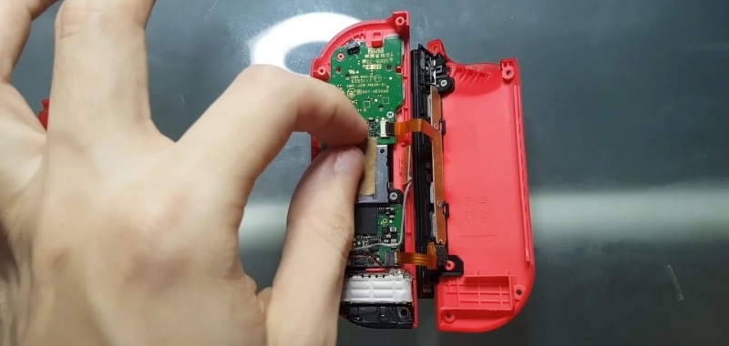 Nintendo Switch Joy-Cony is repaired with a piece of cardboard.  YouTuber removes analogue drift problem