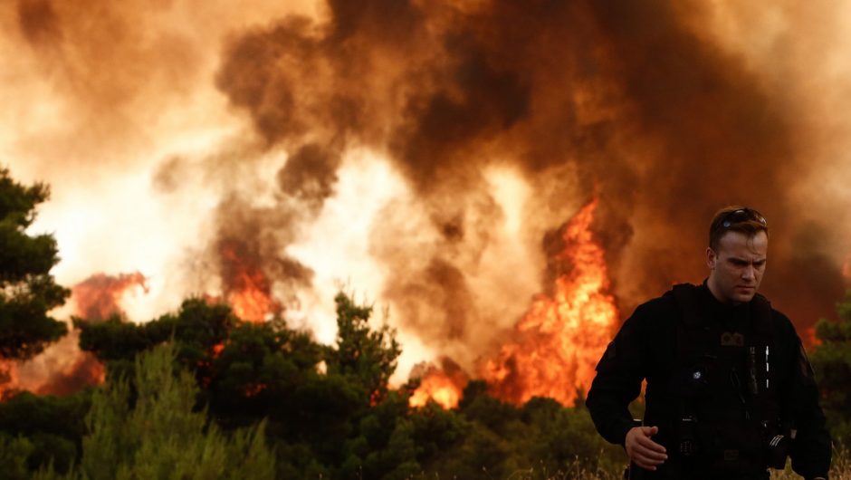 Greece.  strong fires.  Thousands of residents and tourists have been evacuated