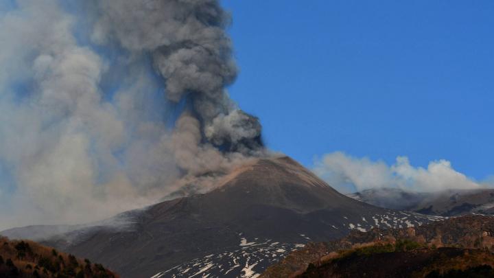 Italy / Mount Etna has grown by 37 meters
