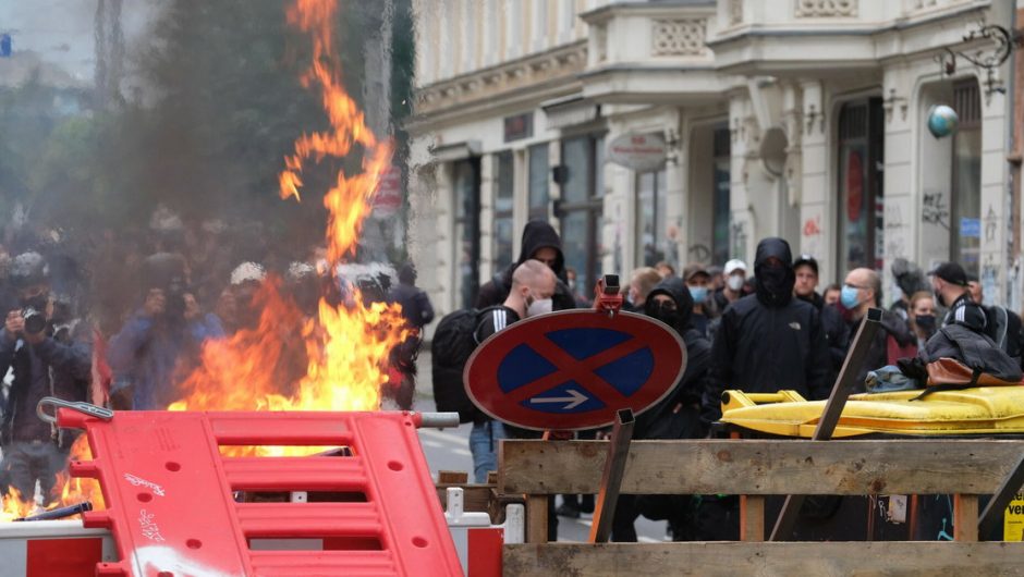 Germany.  The barricades in Leipzig are on fire.  Demonstration in defense of a left-wing activist