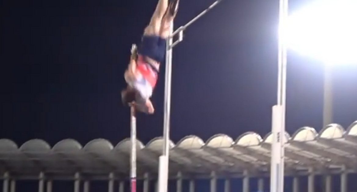 Tokyo 2020. Pole Vault.  The athlete lost his teeth during training