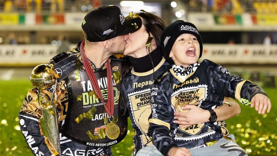 A kiss worthy of the world championship.  This is how the Russians celebrated the title