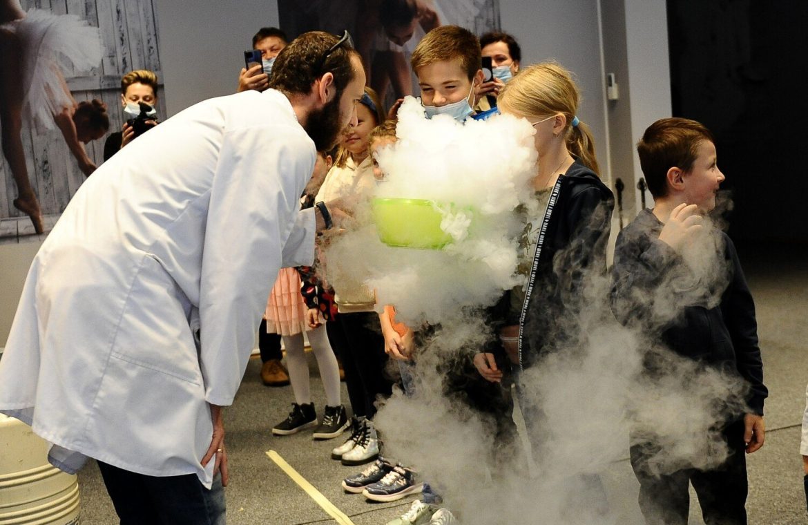 Gaslow.  There is a science festival in JDK, interesting shows attract people who are eager for knowledge [FOTORELACJA]
