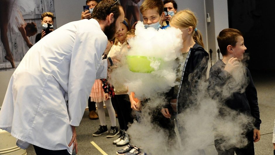 Gaslow.  There is a science festival in JDK, interesting shows attract people who are eager for knowledge [FOTORELACJA]