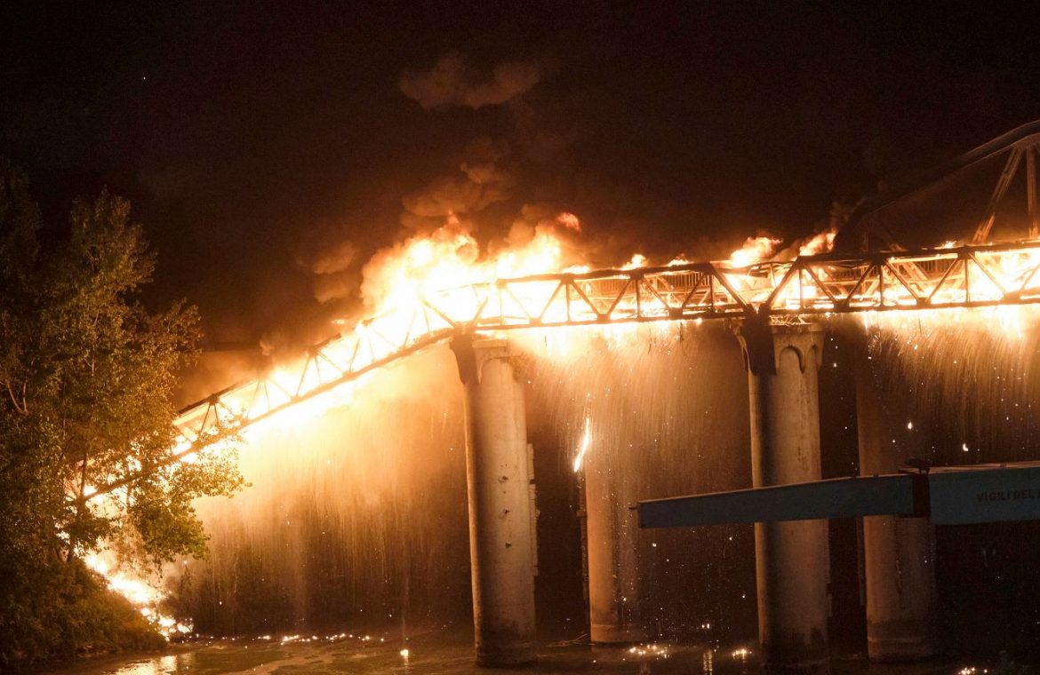 Italy.  A fire in Rome, the historic Ponte del Industria burned.  "Heart of Countries" |  world News