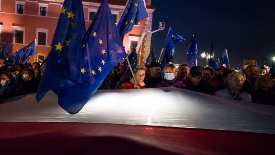 Mass protests in Poland amid fears of leaving the European Union