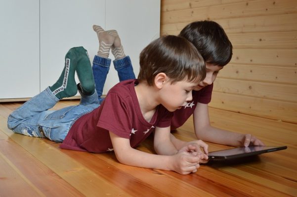 American children spend 8 hours a day.  With tablets - RadioMaryja.pl