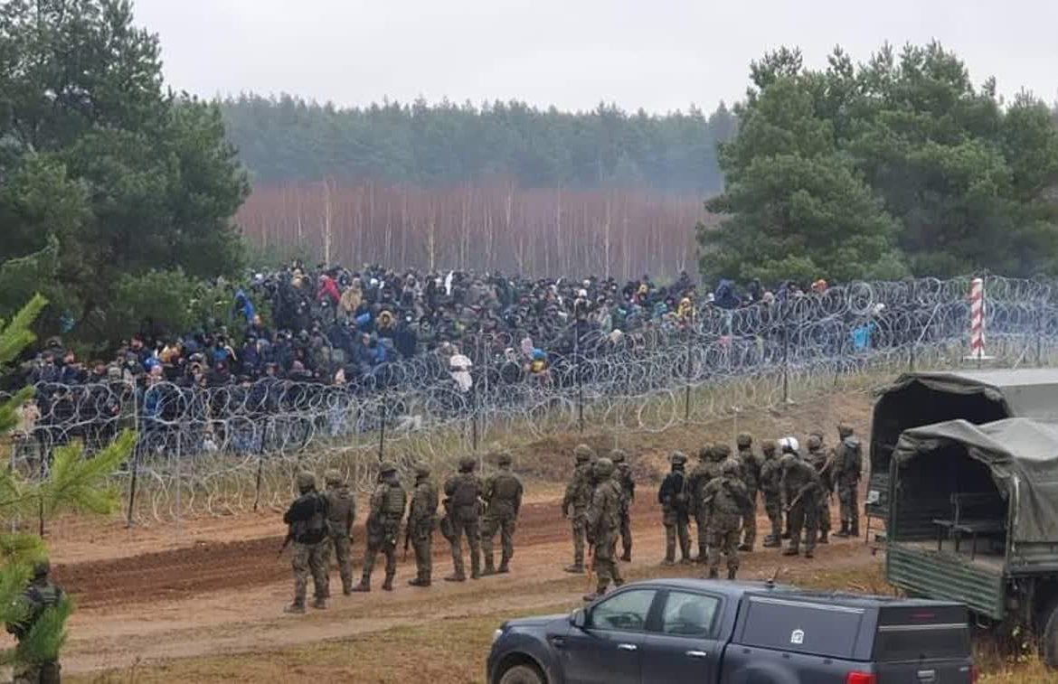 Polish soldiers have already built more than 180 km of temporary fence on the border - Polskie Radio Lublin