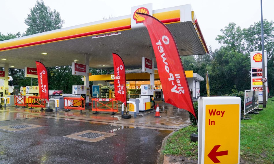 Shell plans to move from Holland to Great Britain