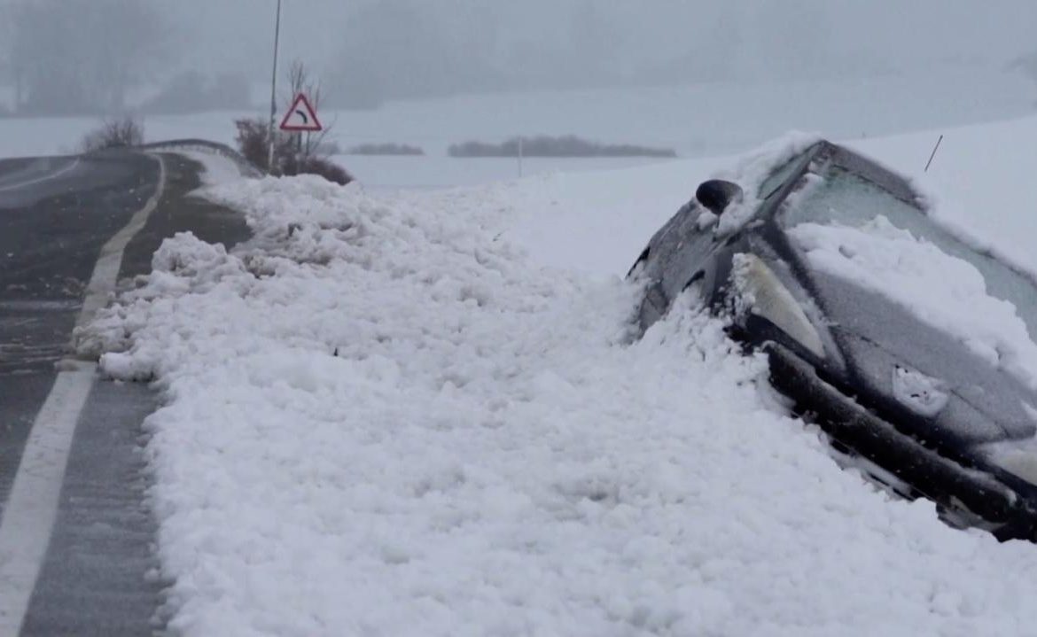 Winter attack in Europe.  Snow blows in Spain, drifts in England, many countries are paralyzed by snow and frost [ZDJĘCIA]