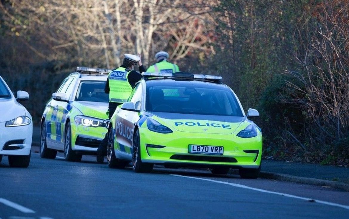 British police station bought a Tesla Model 3. Police officers praise.  Longest driving?  Not a problem.  drop?  Same thing • Electric cars - www.elektrowoz.pl