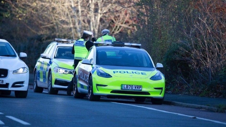 British police station bought a Tesla Model 3. Police officers praise.  Longest driving?  Not a problem.  drop?  Same thing • Electric cars – www.elektrowoz.pl