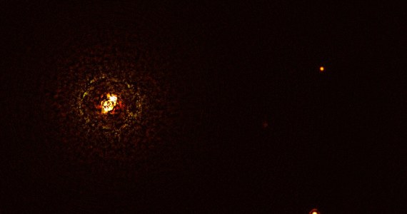 Astronomowie korzystający z aparatury Europejskiego Obserwatorium Południowego (ESO) odkryli i sfotografowali planetę krążącą wokół podwójnego układu gwiazd o wyjątkowej dużej masie i wysokiej temperaturze. Do tej pory wydawało się, że istnienie planet w takim sąsiedztwie jest niemożliwe. A jednak z pomocą układu teleskopów VLT (Very Large Telescope) na Cerro Paranal w Chile udało się taką wypatrzyć. Planeta około dziesięciu razy bardziej masywna od Jowisza krąży wokół widocznego gołym okiem układu gwiazd b Centauri, 325 lat świetlnych od nas.