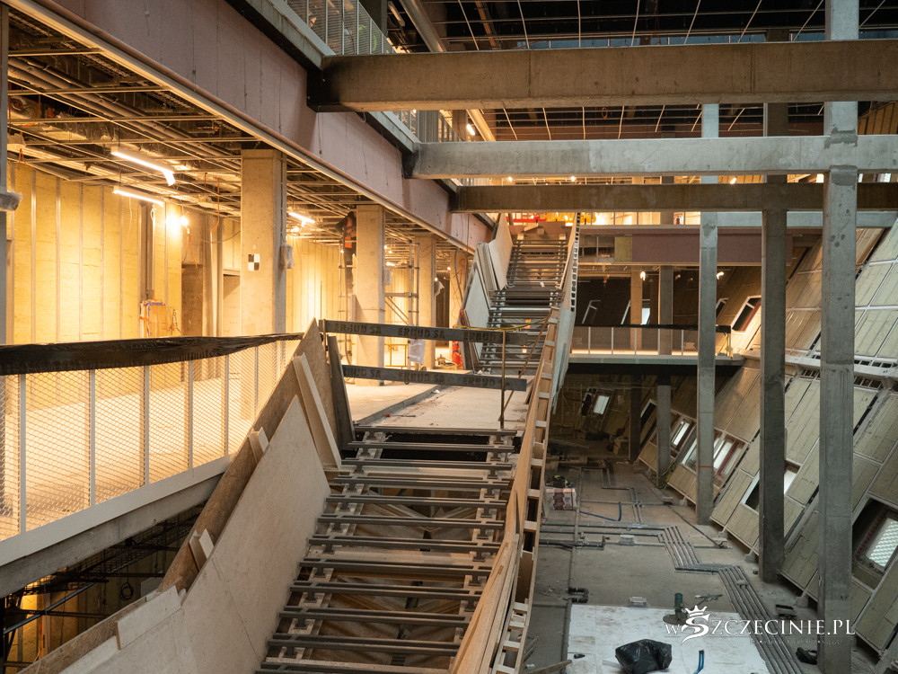 The end of construction is approaching.  This is what the Marine Science Center looks like from the inside [foto]