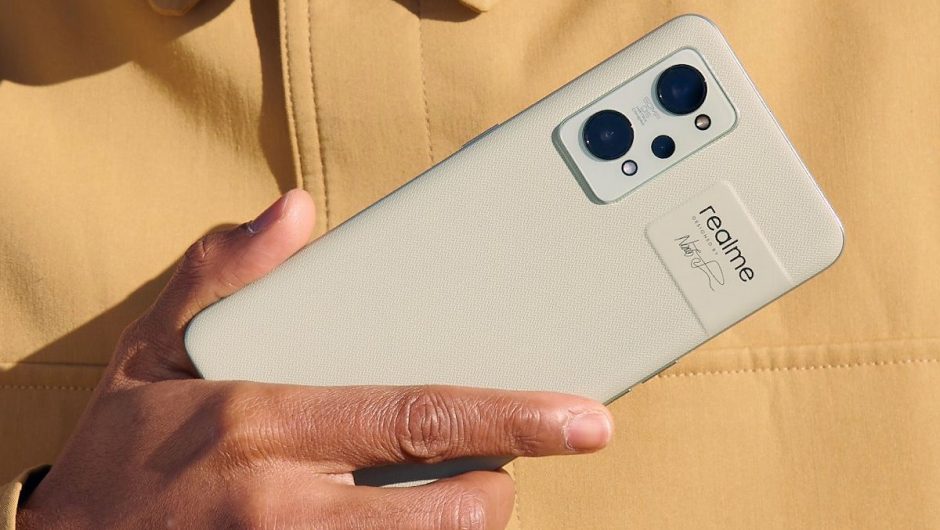 Realme GT 2 Pro is official.  It has a standard wide-angle lens, microscope and leaf cover