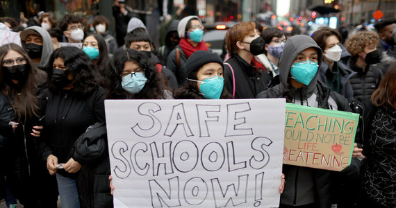 Omicron coronavirus.  USA: Student protests against full-time education