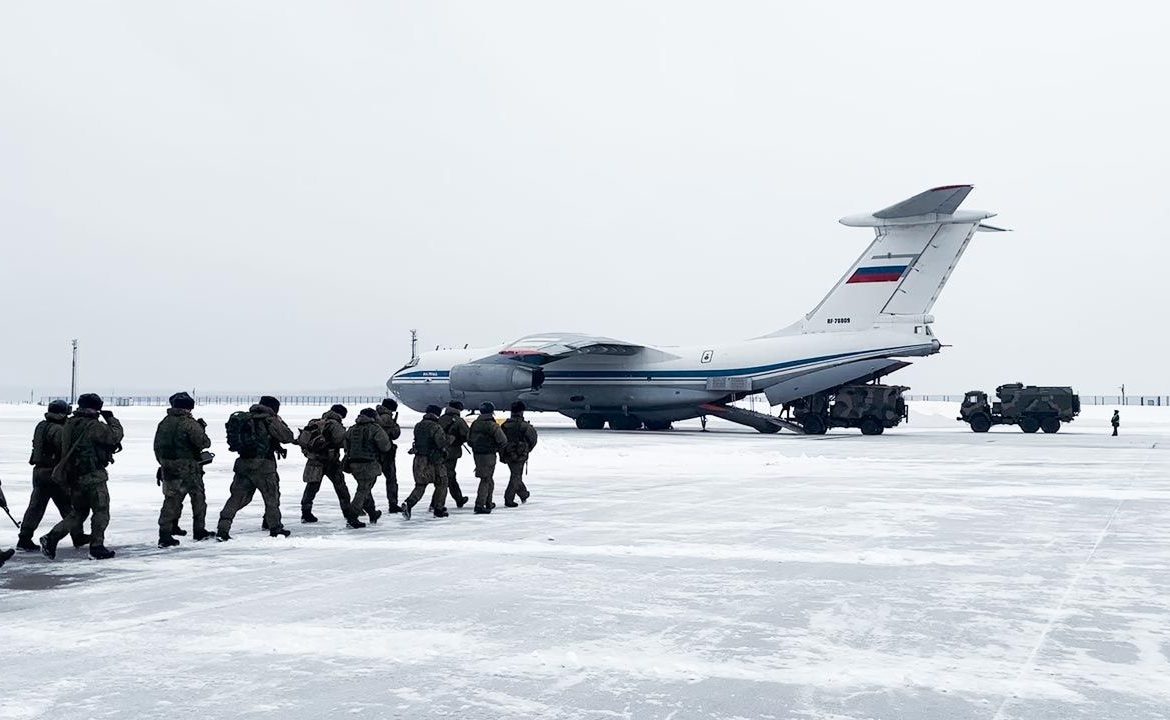 Samoloty wojskowego lotnictwa transportowego wykonają dziś ponad 20 lotów (fot. Russian Defense Ministry Press Office / Handout/Anadolu Agency via Getty Images)