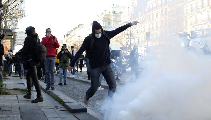 "Konwój wolności" we Francji.  Protest przeciwników restrykcji pandemicznych