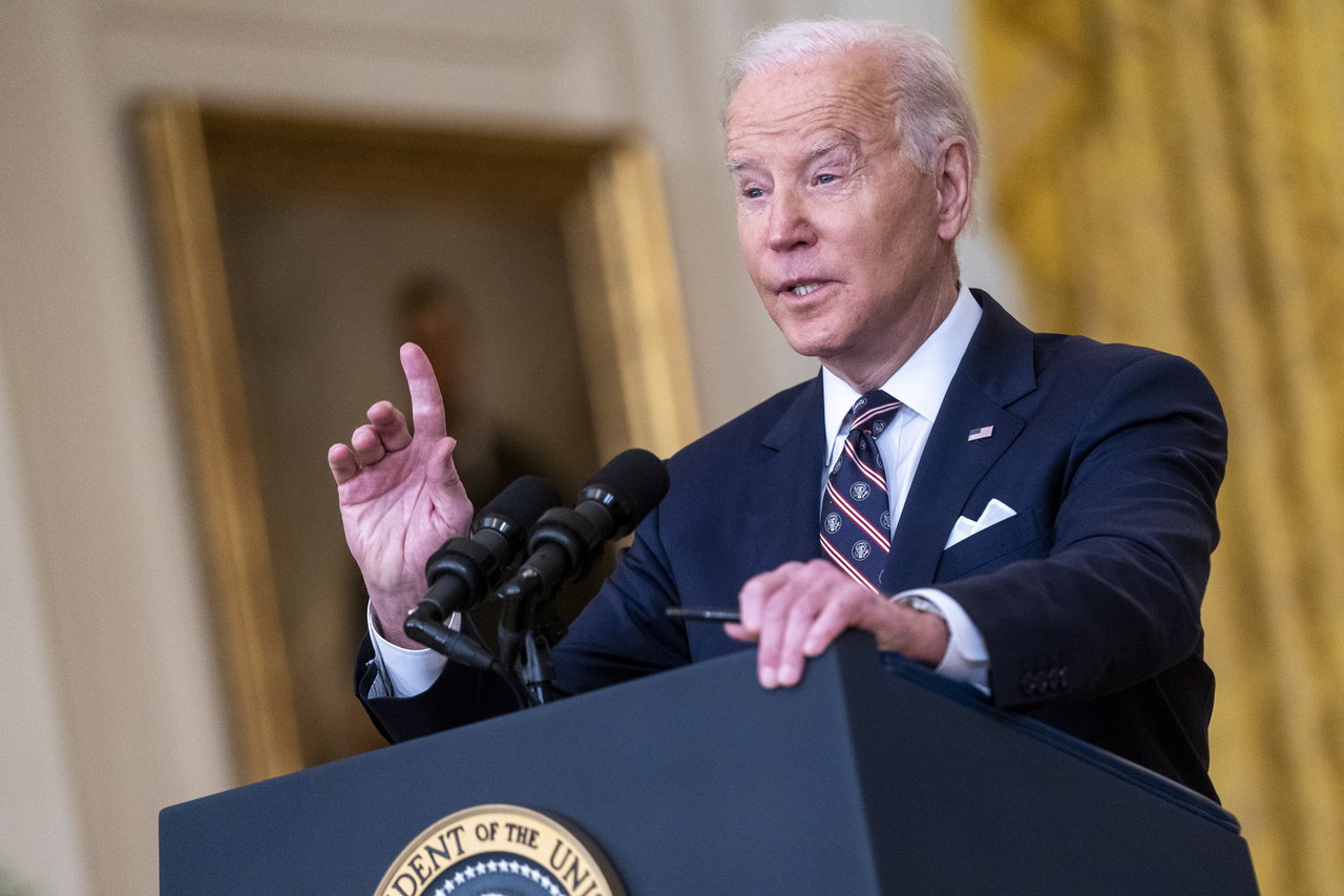 Biden imposes sanctions on banks, debt trading and the Russian elite 