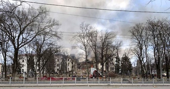 Walki uliczne i ostrzał utrudniają wydostanie ludzi z podziemi zbombardowanego teatru w oblężonym przez siły rosyjskie Mariupolu na południowym wschodzie Ukrainy – powiedział w sobotę BBC mer Wadym Bojczenko. Pod gruzami może być uwięzionych ponad 1000 osób.