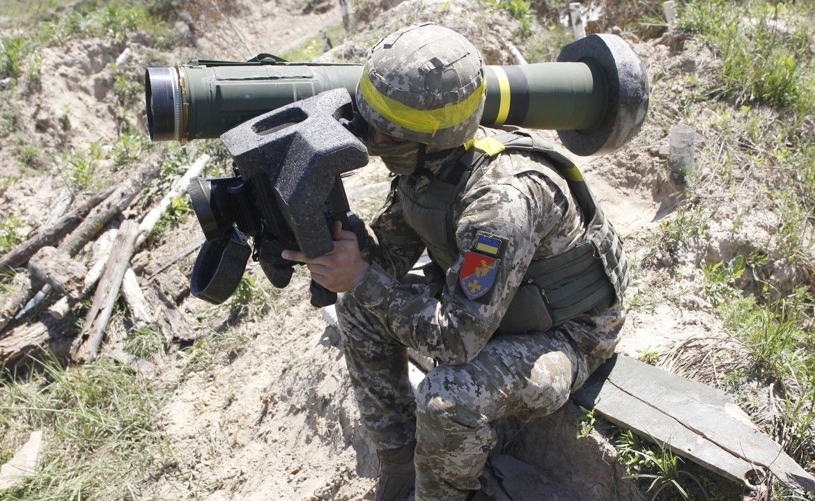 W ramach pakietu ukraińska armia ma otrzymać m.in. przeciwpancerne pociski Javelin (fot. Anatolii Stepanov/Anadolu Agency via Getty Images)