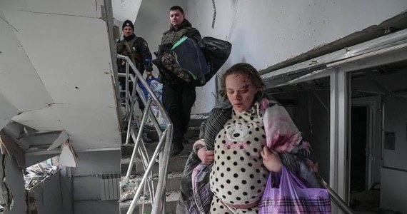 Marianna, jedna z pacjentek ostrzelanego przez rosyjskie wojska szpitala położniczego w Mariupolu na wschodzie Ukrainy, urodziła zdrową dziewczynkę w czwartek wieczorem - poinformowała na Twitterze dziennikarka portalu Suspilne Olha Tokariuk, która kontaktowała się z rodziną kobiety.