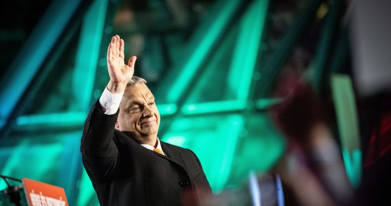 Premier Węgier Viktor Orban będzie musiał wybrać pomiędzy Rosją a "innym światem"; może mówić, że zawsze wybiera Węgry, ale jego kraj należy do tego "innego świata", a nie do rosyjskiej strefy wpływów - powiedział prezydent Ukrainy Wołodymyr Zełenski podczas briefingu prasowego.