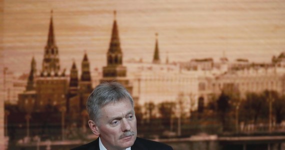 Rzecznik prezydenta Rosji Dmitrij Pieskow powiedział w wywiadzie dla brytyjskiej telewizji Sky News, że Rosja poniosła „istotne straty” i jest to „dla nas duża tragedia”. W jego wypowiedziach było też dużo dezinformacji i propagandy.