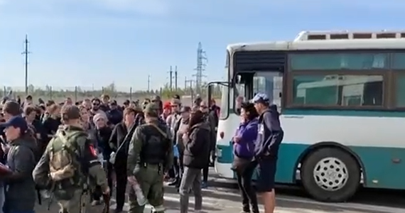Osoby "ewakuowane" z zajętego przez wojska rosyjskie Mariupola już w autobusach dowiadują się, że są wiezione do Rosji, czyli de facto deportowane - poinformował doradca mera miasta Petro Andruszczenko na Telegramie.