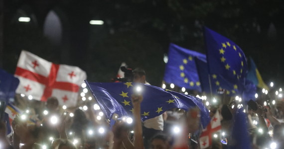 Dziesiątki tysięcy ludzi wyszły w piątek wieczorem na ulice Tbilisi po decyzji UE, odkładającej perspektywy akcesji Gruzji do Wspólnoty. Demonstranci domagają się dymisji rządu, który oskarżają o pogorszenie relacji kraju z Unią i inklinacje autorytarne - podaje AFP.