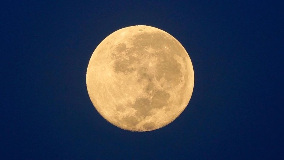 Super Full Moon.  June 2022. What is a supermoon?  Full moon strawberry.