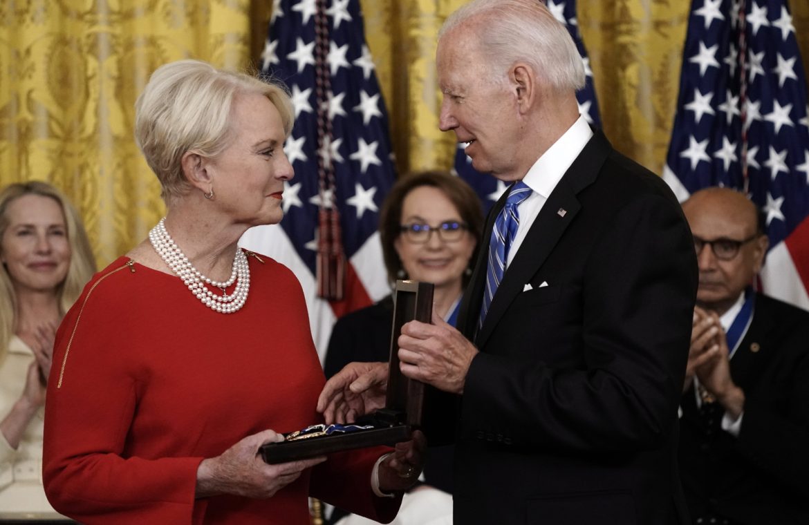 USA: John McCain, Steve Jobs and Denzel Washington among recipients of the highest civilian honor