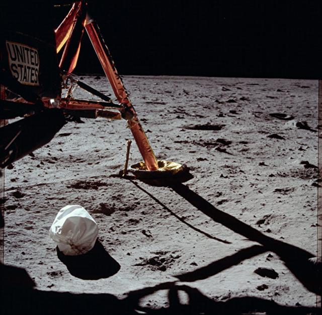 1969 年 太空人 登月 留下 了 含有 排泄物 的 垃圾 袋。 （NASA）